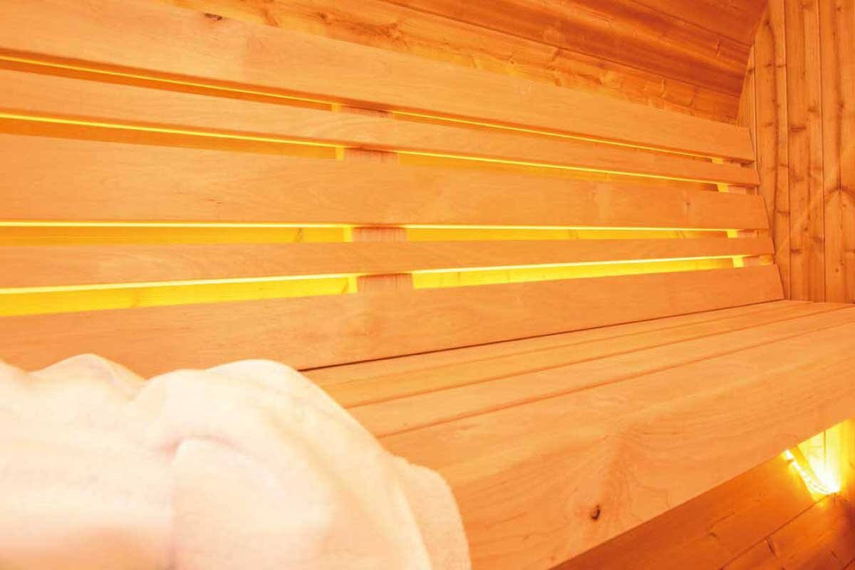 LED-Beleuchtung in Saunafass aus Holz von FInnhaus Wolff.