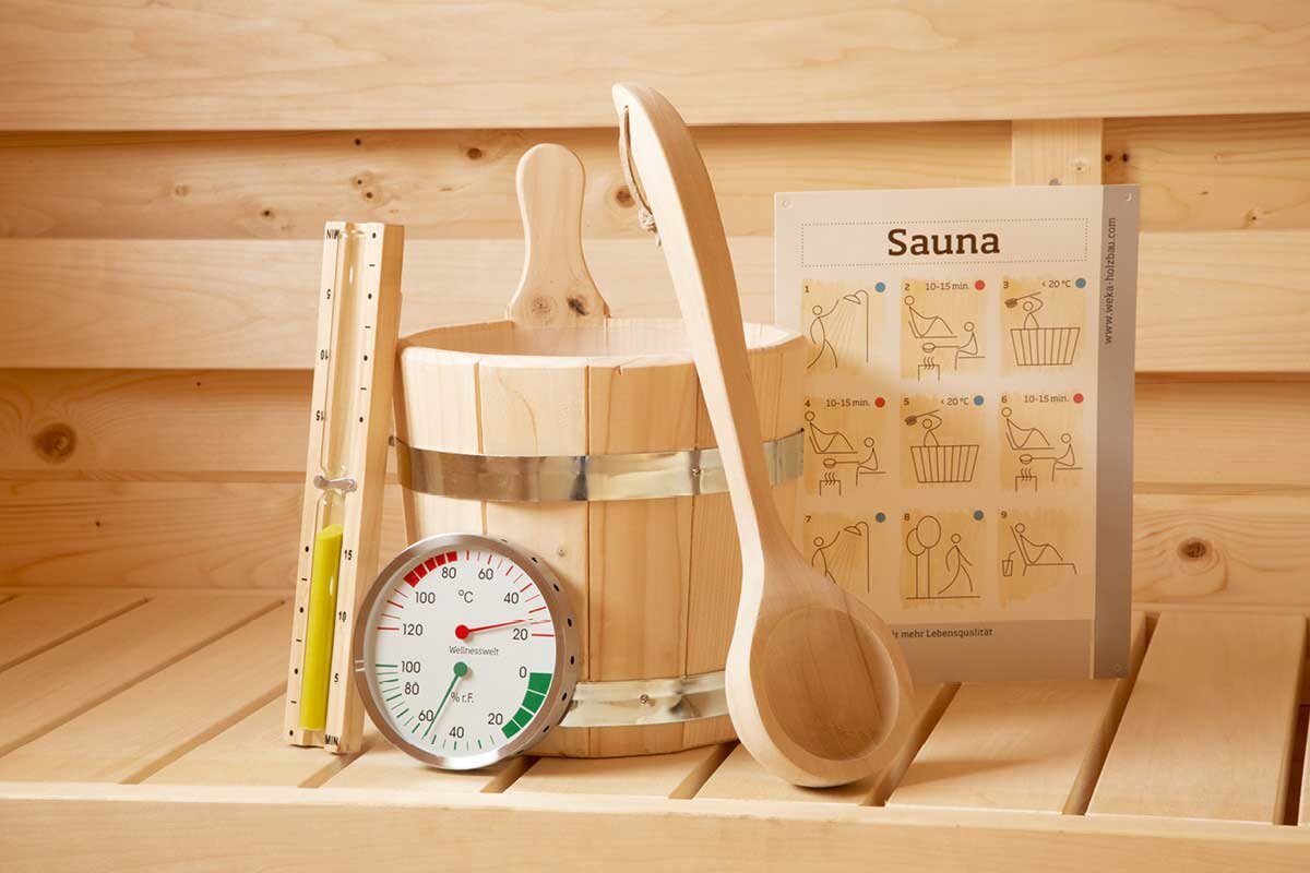 Saunaset von Finnhaus Wolff, bestehend aus Aufgusseimer, Thermometer, Hygrometer und Sanduhr.